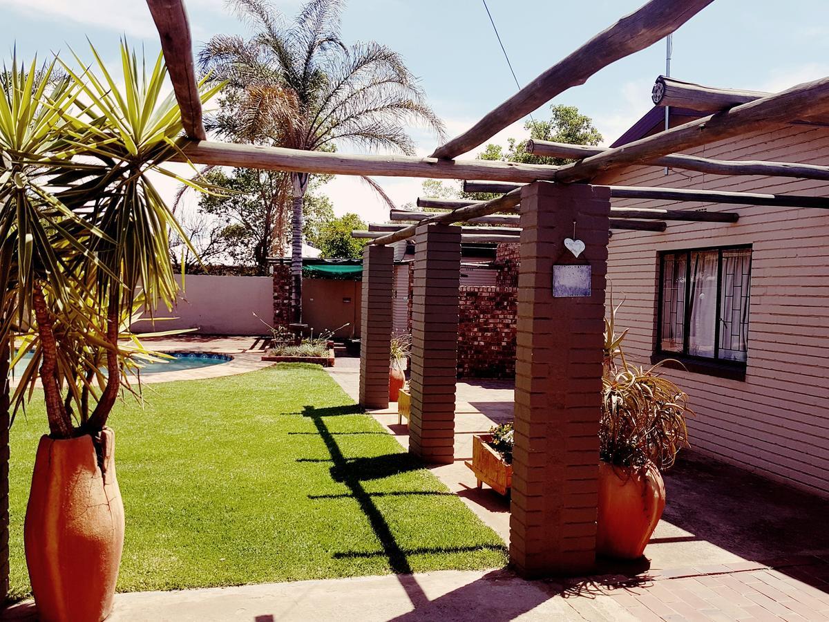 Mckala Guesthouse Kimberley Esterno foto