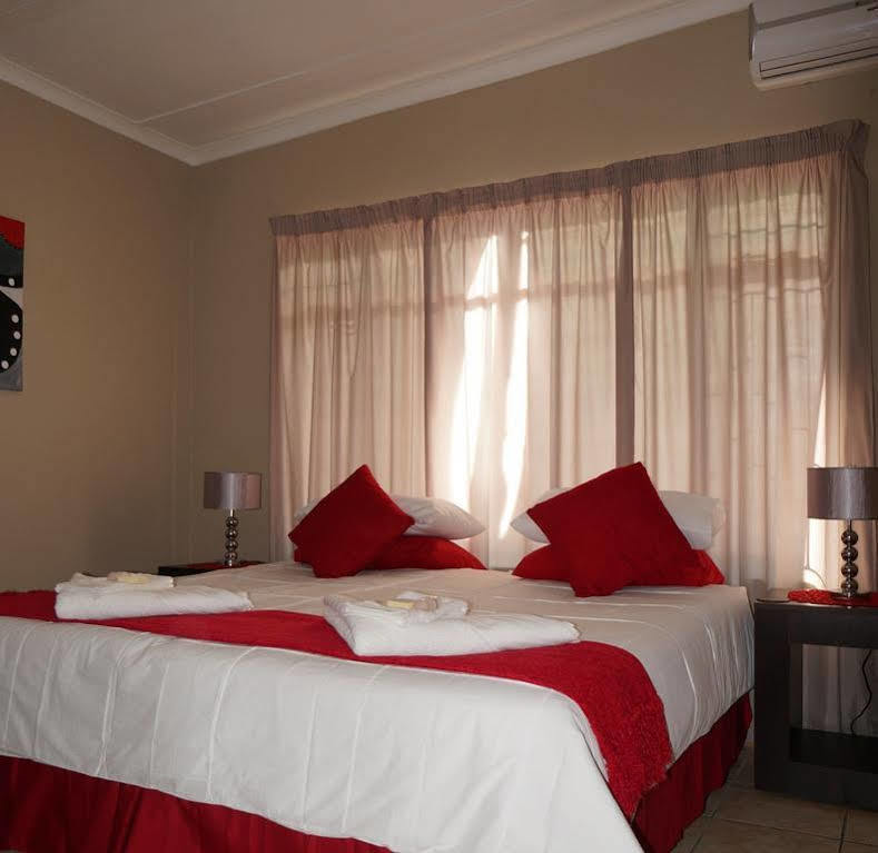 Mckala Guesthouse Kimberley Esterno foto